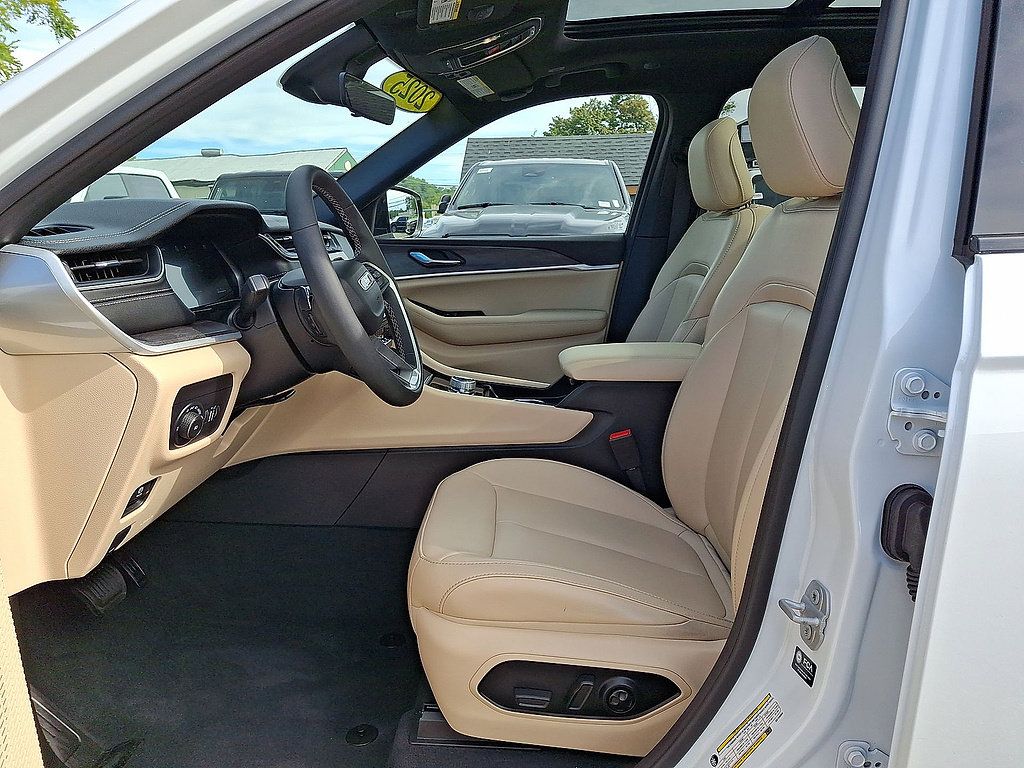Used 2025 Jeep Grand Cherokee Limited w/ Trailer Tow Package AWD/4WD image 17