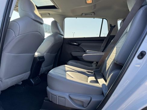 Used 2023 Toyota Highlander XLE image 10