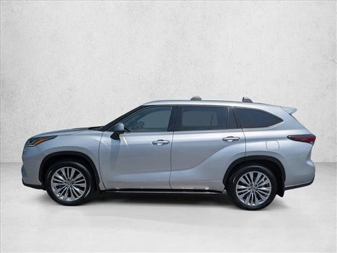 Used 2025 Toyota Highlander Platinum AWD/4WD image 9