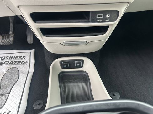 Used 2017 Chrysler Pacifica Touring-L w/ Tire & Wheel Group FWD image 25
