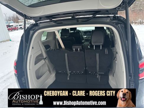 Used 2023 Chrysler Pacifica Touring-L image 28