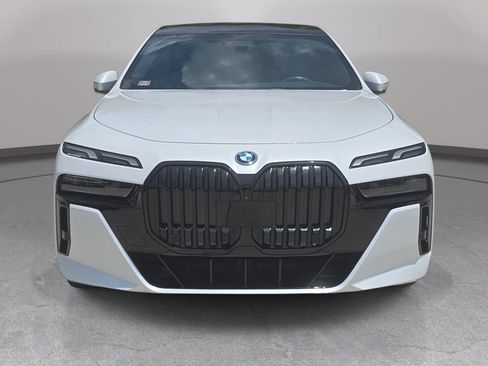 Certified 2023 BMW i7 xDrive60 AWD/4WD image 2