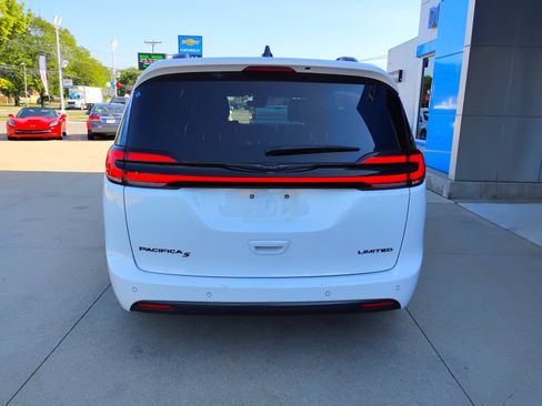 Used 2025 Chrysler Pacifica Limited FWD image 8