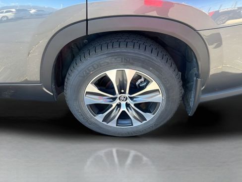 Used 2023 Toyota Highlander XLE image 16