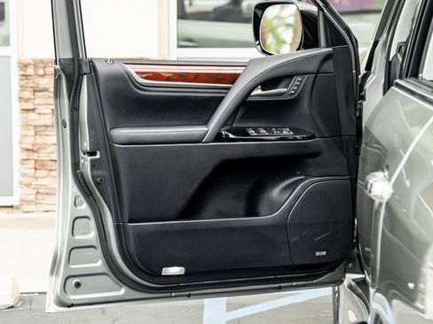 Used 2021 Lexus LX 570 4WD w/ Luxury Package image 11