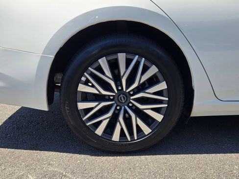Used 2025 Nissan Altima 2.5 SV FWD image 17