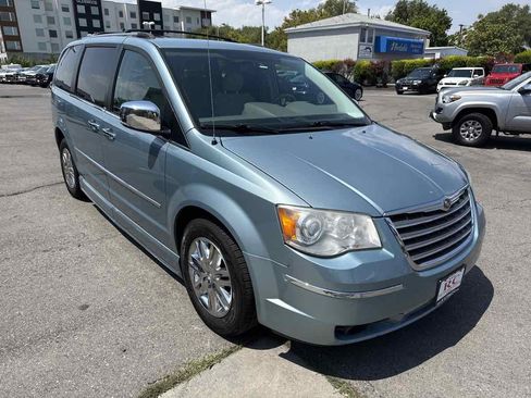Used 2008 Chrysler Town & Country Limited w/ Trailer Tow Group FWD image 4
