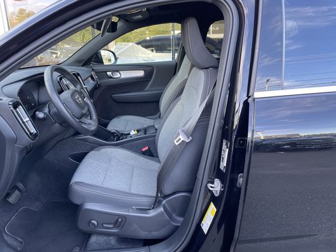Certified 2025 Volvo XC40 B5 Core AWD/4WD image 7