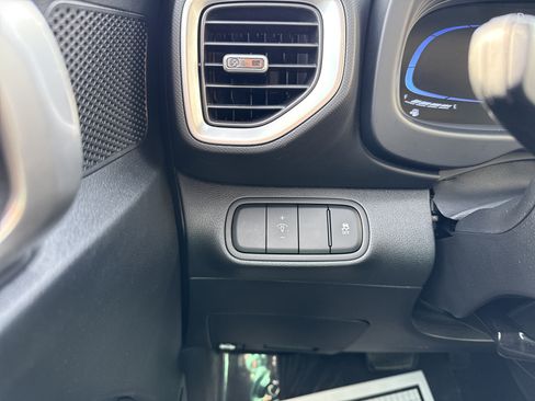Used 2025 Hyundai Venue SEL FWD image 27