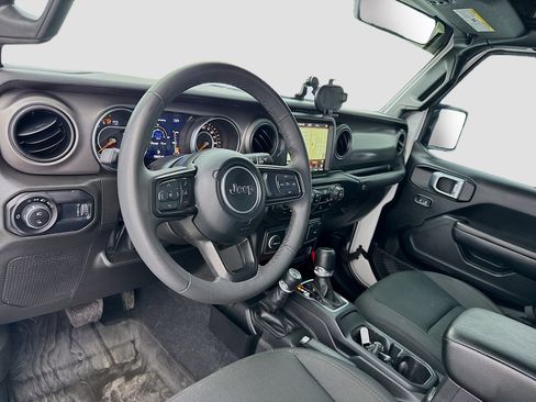 Used 2023 Jeep Gladiator Sport AWD/4WD image 7