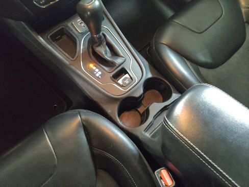 Used 2019 Jeep Cherokee Latitude Plus FWD image 26