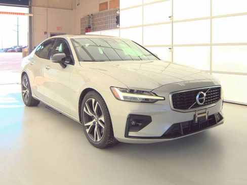 Used 2019 Volvo S60 T6 R-Design image 1