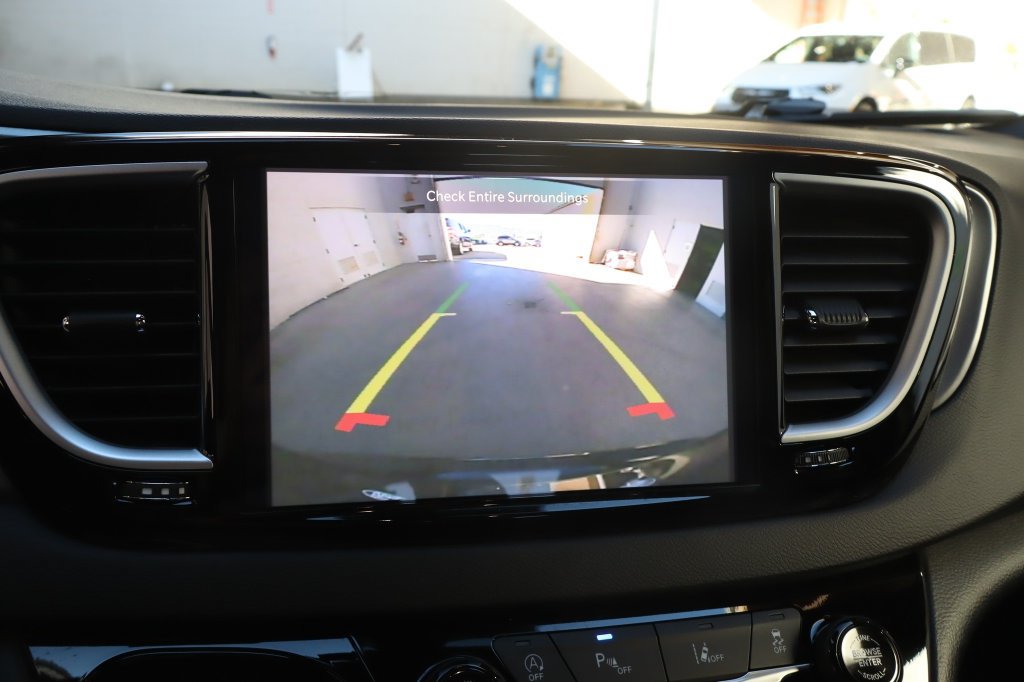 Used 2026 Chrysler Pacifica Select FWD image 31