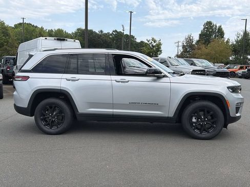 Used 2022 Jeep Grand Cherokee Limited AWD/4WD image 14