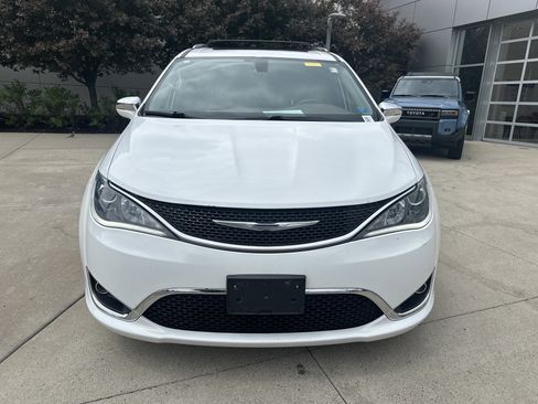 Used 2017 Chrysler Pacifica Limited FWD image 5