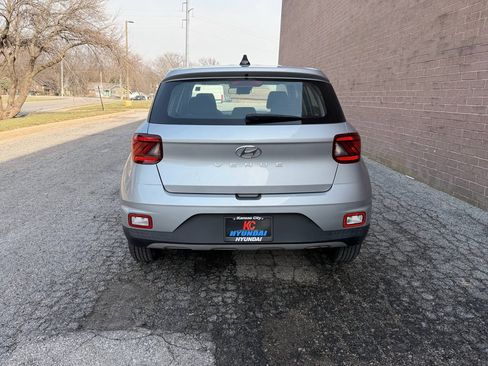 Used 2022 Hyundai Venue SE image 4