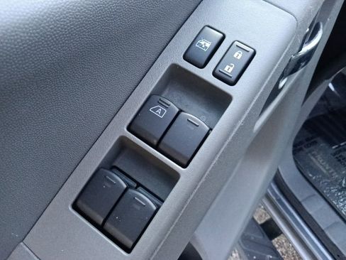 Used 2021 Nissan Frontier SV w/ Midnight Edition Floor Mats AWD/4WD image 12