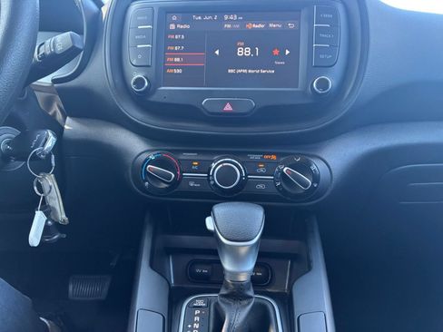 Used 2025 Kia Soul LX w/ LX Technology Package FWD image 14