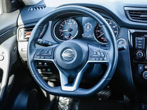 Used 2018 Nissan Rogue SL FWD image 16
