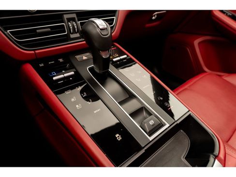 Used 2023 Porsche Macan Turbo AWD/4WD image 29