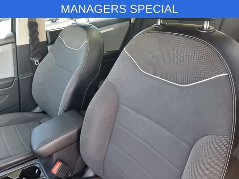 Used 2023 Volkswagen Taos SE w/ Panoramic Sunroof Package FWD image 17