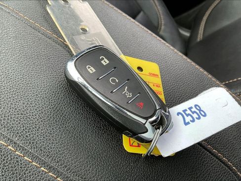 Used 2020 Chevrolet Traverse LT w/ LT Premium Package image 10