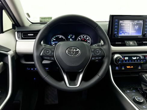 Used 2022 Toyota RAV4 XLE Premium AWD/4WD image 4