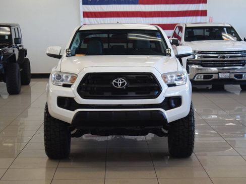 Used 2017 Toyota Tacoma SR AWD/4WD image 8