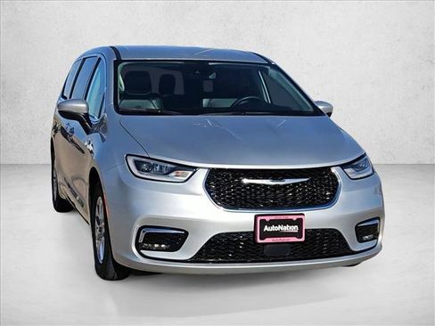 Used 2023 Chrysler Pacifica Touring-L FWD image 2