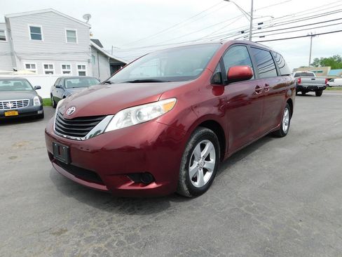Used 2011 Toyota Sienna LE FWD image 1