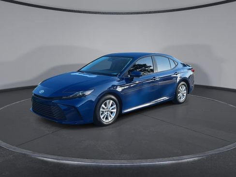 Used 2025 Toyota Camry LE FWD image 4