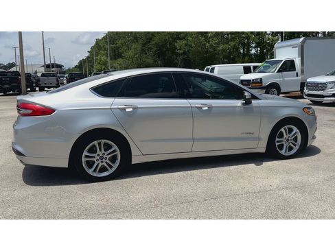 Used 2018 Ford Fusion SE FWD image 9