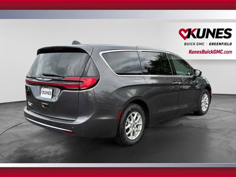 Used 2023 Chrysler Pacifica Touring-L FWD image 10