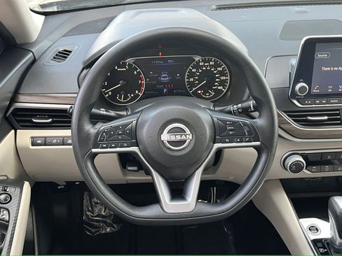 Used 2025 Nissan Altima 2.5 SV FWD image 29