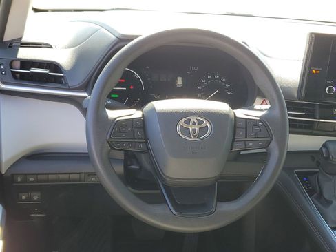 Certified 2025 Toyota Sienna LE image 12