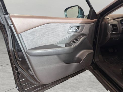 Used 2023 Nissan Rogue SV image 9