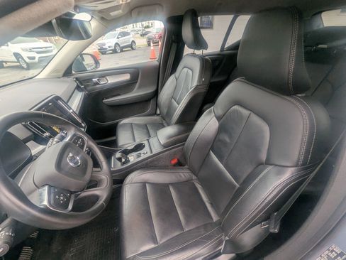 Used 2022 Volvo XC40 T5 Momentum AWD/4WD image 9