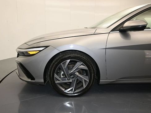 Used 2025 Hyundai Elantra Limited FWD image 9