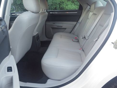 Used 2006 Chrysler 300 Touring w/ Comfort/Convenience Group RWD image 10