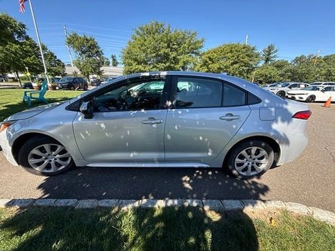 Used 2020 Toyota Corolla LE FWD image 3