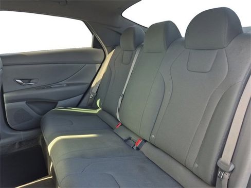 Used 2023 Hyundai Elantra SE image 13