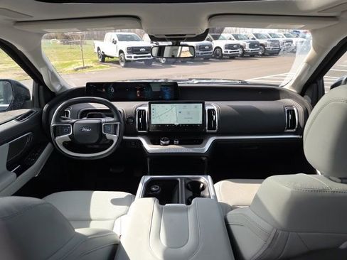 Used 2025 Ford Expedition Platinum w/ Driver's Package image 25