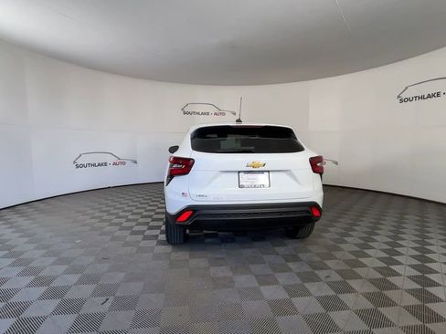 Used 2025 Chevrolet Trax LS w/ LS Convenience Package image 7