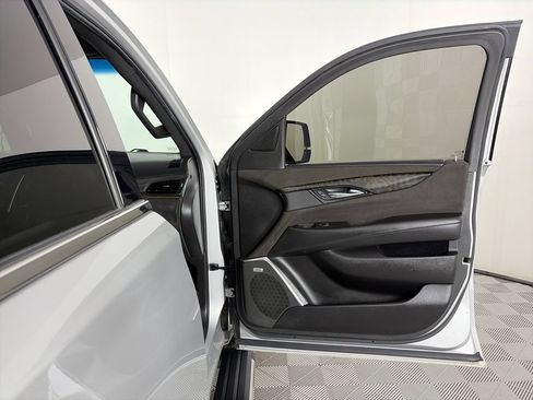 Used 2016 Cadillac Escalade Platinum AWD/4WD image 33