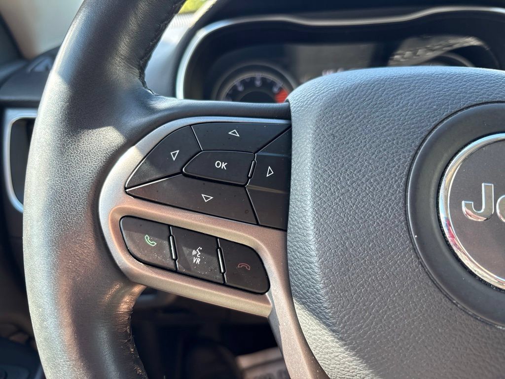 Used 2019 Jeep Cherokee Latitude Plus w/ Cold Weather Group AWD/4WD image 20