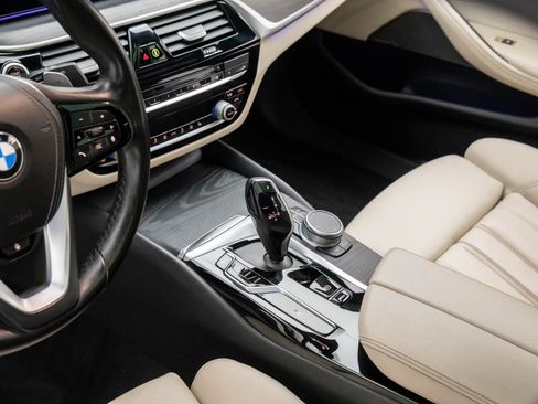 Used 2021 BMW 530i xDrive w/ Premium Package image 13