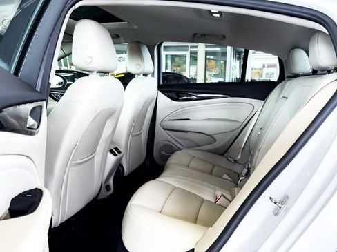 Used 2019 Buick Regal Essence w/ Driver Confidence Package I image 28