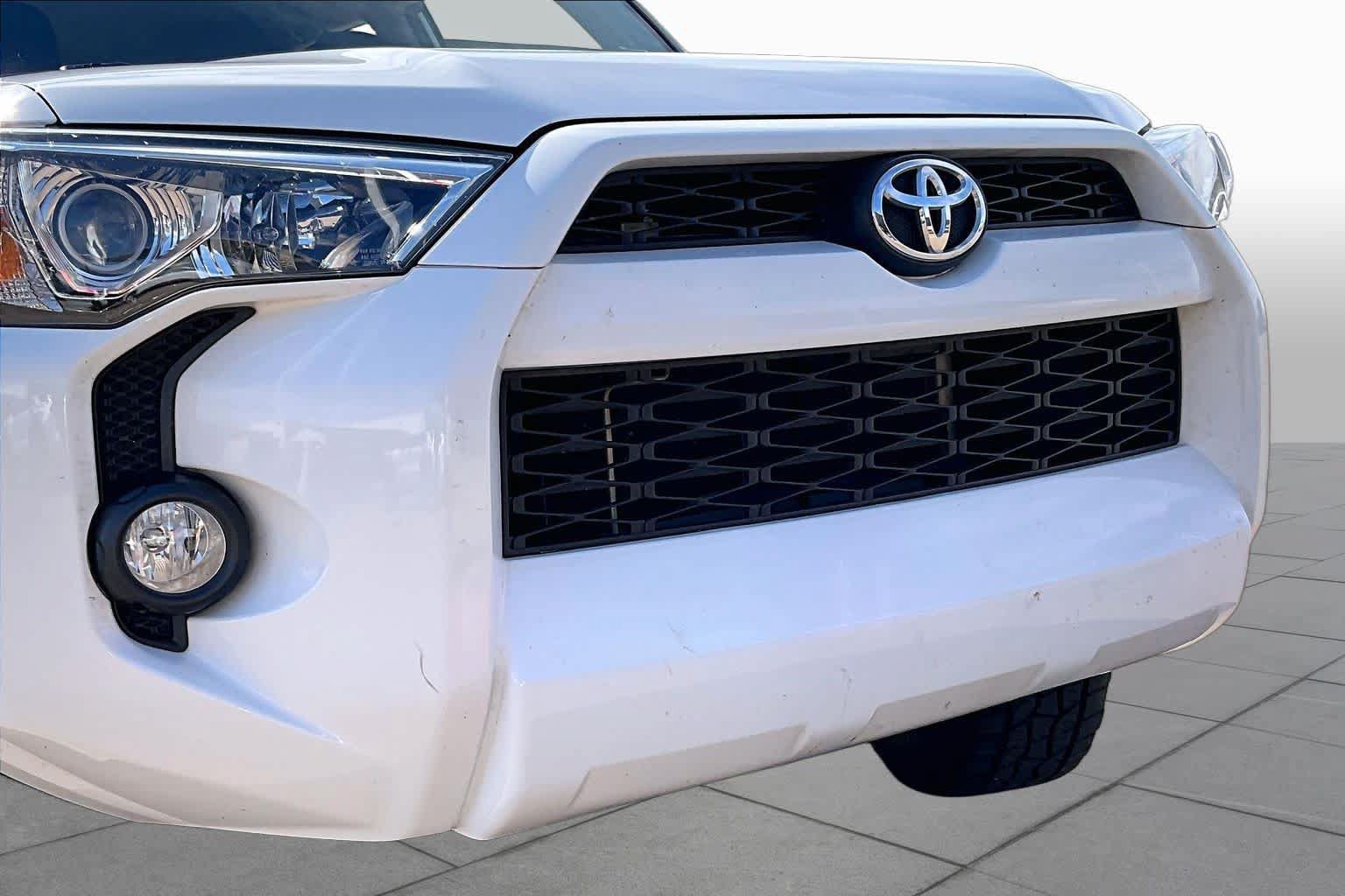 Used 2018 Toyota 4Runner SR5 AWD/4WD image 28