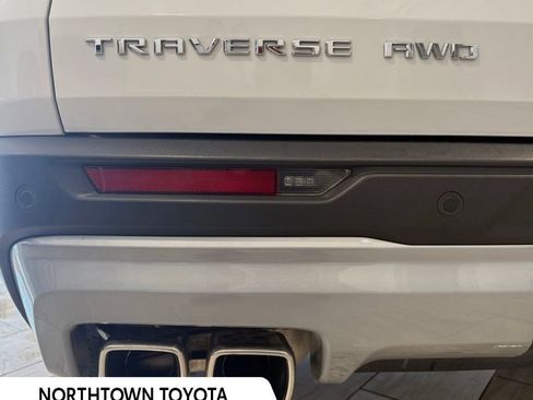 Used 2024 Chevrolet Traverse LT image 28