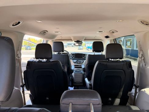 Used 2021 Chrysler Pacifica Touring-L FWD image 31